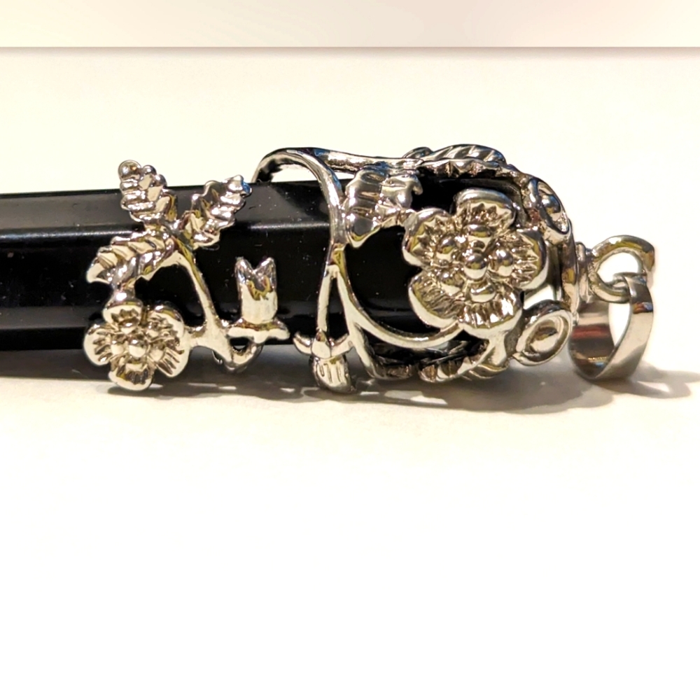 Onyx pendant with flowers and rose setting